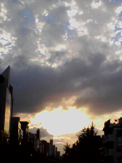 彼女と夕日と青い空